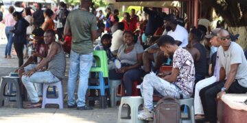 Migrantes permanecen este sábado, en las principales plazas en la Ciudad de Tapachula en Chiapas (México). EFE/Juan Manuel Blanco