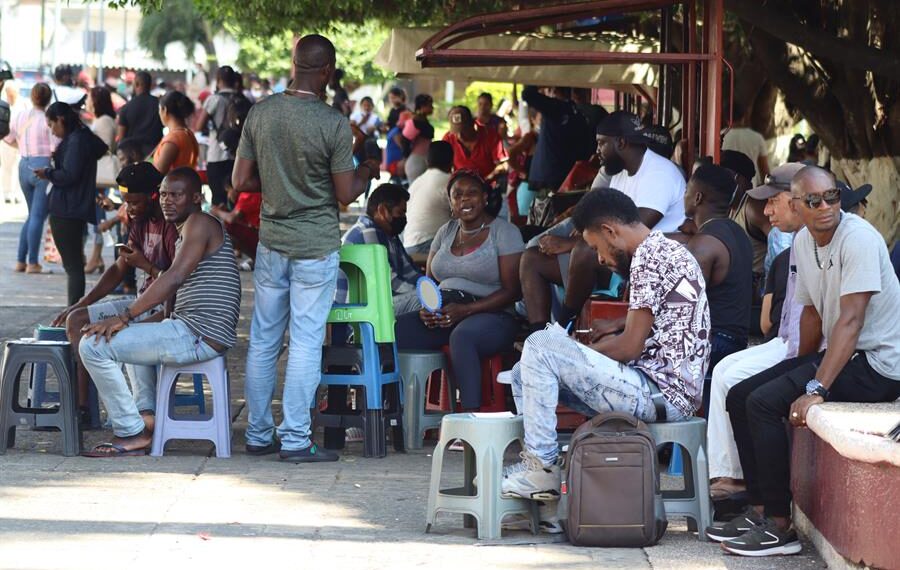 Migrantes permanecen este sábado, en las principales plazas en la Ciudad de Tapachula en Chiapas (México). EFE/Juan Manuel Blanco