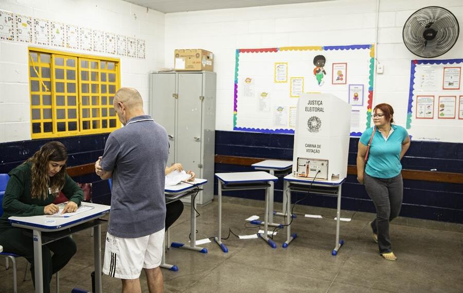 Ciudadanos brasileños llegan a una mesa de votación hoy, en una escuela de Brasilia (Brasil). EFE/Joédson Alves