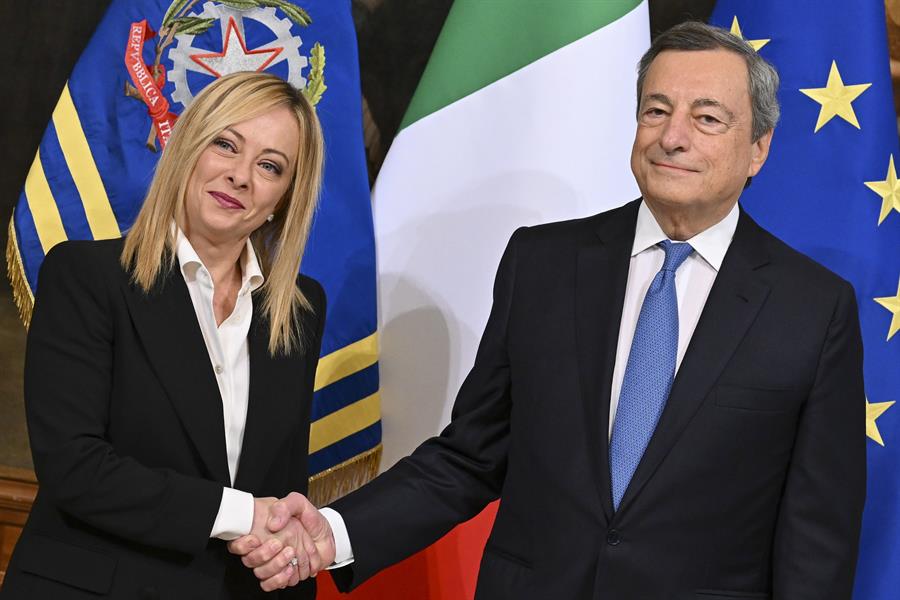 Giorgia Meloni y su antecesor al frente del Gobierno italiano, Mario Draghi. EFE/EPA/ETTORE FERRARI