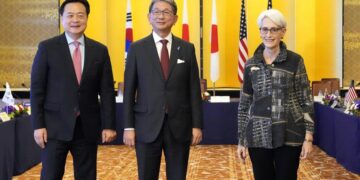 El viceministro de Exteriores de Japón, Takeo Mori (centro), la subsecretaria de Estado de EE.UU., Wendy Sherman (derecha), y el primer viceministro de Relaciones Exteriores de Corea del Sur, Cho Hyun-dong (izquierda), posan para los fotógrafos antes de su reunión trilateral en Tokio, el 26 de octubre de 2022. EFE/EPA/Eugene Hoshiko / POOL