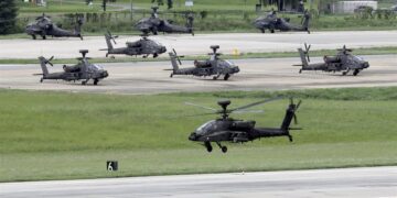 Un helicóptero apache despega de la base estadounidense Humphreys en Pyeongtaek durante unas maniobras conjuntas de Washington y Seúl. EFE/Yonhap
