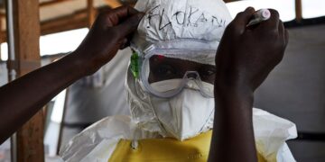 Un sanitario se viste con un equipo de protección antes de trasladarse a una zona de pacientes de alto riesgo de ébola. EFE/ARCHIVO/EPA/HUGH KINSELLA CUNNINGHAM