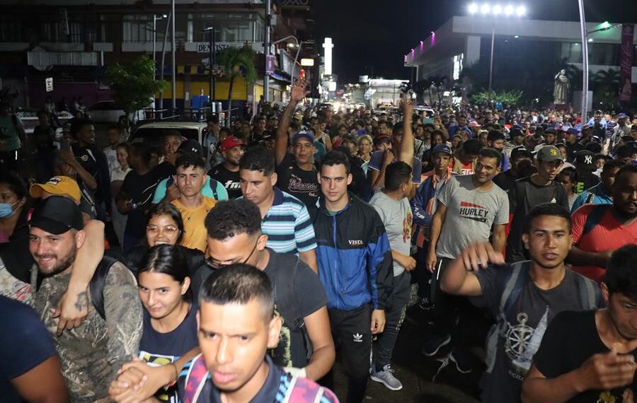 Migrantes protestan la madrugada de este sábado, en la ciudad de Tapachula en el estado de Chiapas (México). EFE/Juan Manuel Blanco