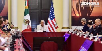 Fotografía cedida por la Presidencia de México del mandatario mexicano, Andrés Manuel López Obrador (c), durante una reunión con el enviado especial presidencial de los Estados Unidos para el clima, John Kerry (d), el 28 de octubre de 2022, en Hermosillo (México). EFE/ Presidencia De México