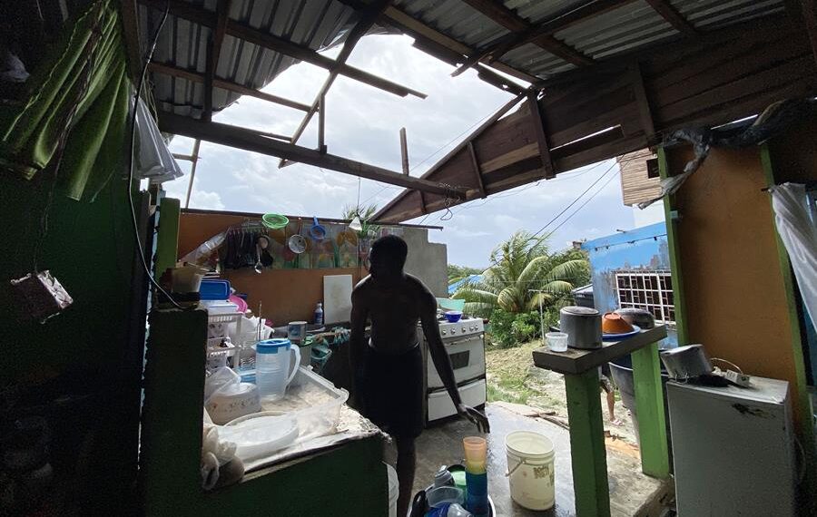 Un hombre ordena su casa averiada por el paso del huracán Julia hoy, en San Andrés (Colombia). EFE/ Juan David Suárez Corpas