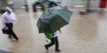 Fotografía de archivo de transeúntes que caminan bajo las intensas lluvias en Ciudad de México (México). EFE/Sáshenka Gutiérrez