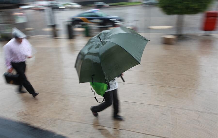 Fotografía de archivo de transeúntes que caminan bajo las intensas lluvias en Ciudad de México (México). EFE/Sáshenka Gutiérrez