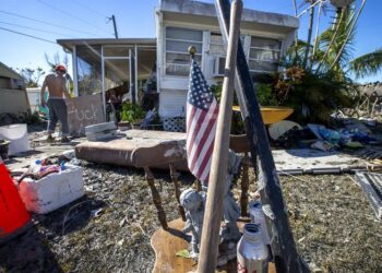 Vista del 1 de octubre de 2022 de los daños causados por el huracán Ian en Fot Myers Beach, Florida. EFE/Cristóbal Herrera