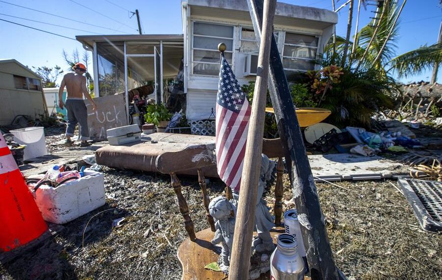 Vista del 1 de octubre de 2022 de los daños causados por el huracán Ian en Fot Myers Beach, Florida. EFE/Cristóbal Herrera