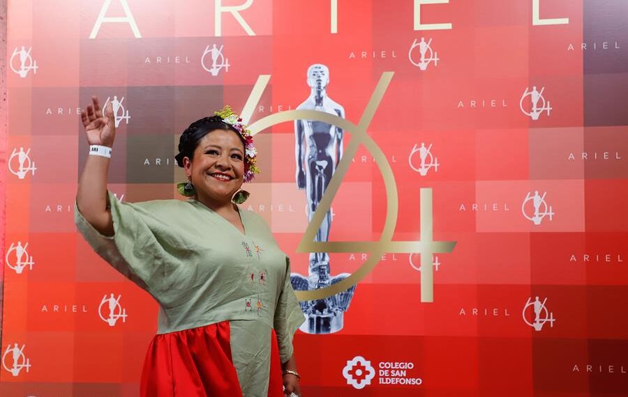La actriz Mónica del Carmen posa durante la alfombra roja de la edición 64 de la entrega de los premios Ariel hoy, en la Ciudad de México (México). EFE/ Isaac Esquivel