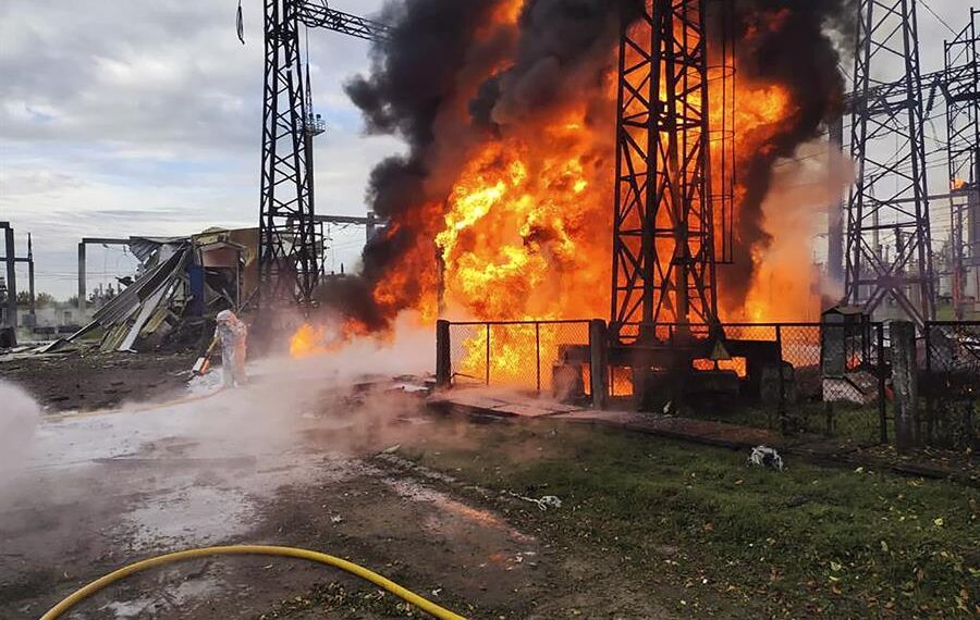 Equipos de bomberos de Ucrania tratan de apagar el fuego originado por un ataque ruso contra una central eléctrica en un lugar no precisado del país, en una fotografía facilitada por la presidencia de Ucrania. EFE/EPA