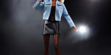 Fotografía cedida por Mattel donde se aprecia la muñeca homenaje a la cantante Tina Turner, cuyo precio es de 55 dólares, y que salió al mercado por la cercanía del cuarenta aniversario de la canción "What's Love Got to Do with It". EFE/Mattel