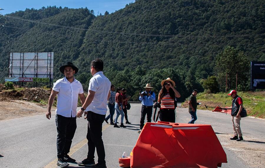 Familiares y amigos protestan este viernes, a un año del asesinato del periodista Fredy López, en la carretera San Cristóbal- Tuxtla, en el estado de Chiapas (México). EFE/Carlos López