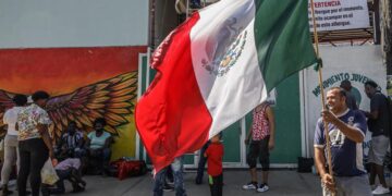 Un ciudadano ondeando la bandera de México/EFE/Joebeth Terriquez