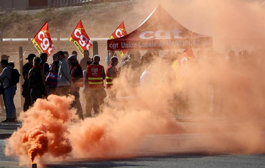 Trabajadores de TotalEnergies y Esso ExxonMobil lanzan una bomba de humo de colores durante una protesta convocada por el sindicato CGT frente a la refinería TotalEnergies en La Mede, Chateau Neuf les Martigues (Francia) este mes. EFE/ Guillaume Horcajuelo