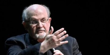 El escritor británico Salman Rushdie fue apuñalado en agosto durante una conferencia en Nueva York (Créditos: AFP)
