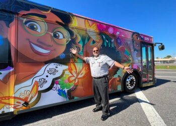 Disney World presentó el nuevo decorado de sus autobuses (Créditos: EFE)