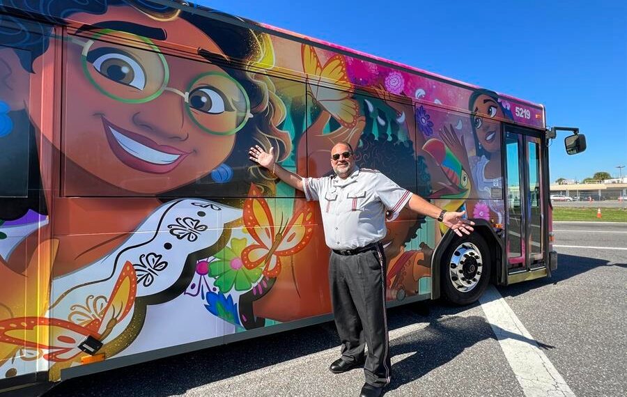 Disney World presentó el nuevo decorado de sus autobuses (Créditos: EFE)