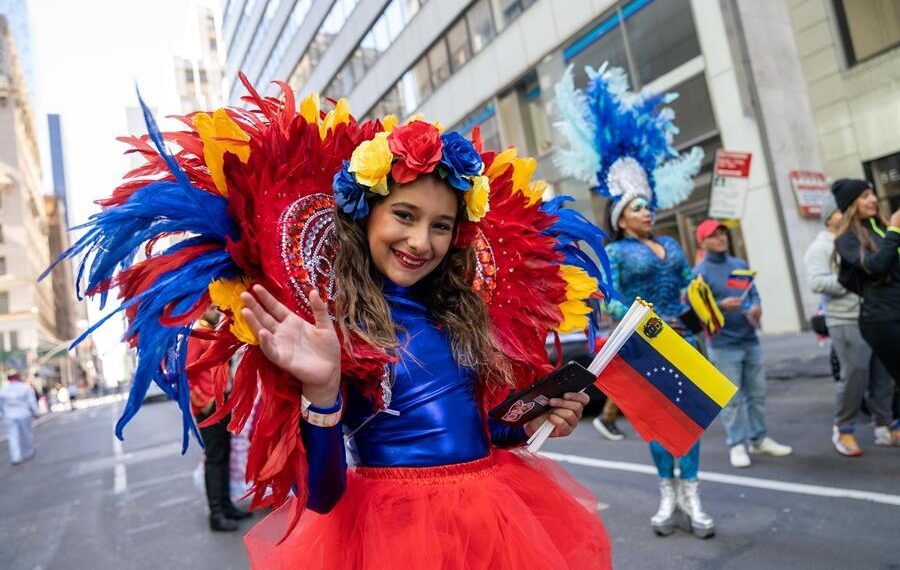Bailarines participan en el Desfile de la Hispanidad que recorre la Quinta Avenida, hoy en Nueva York (EE.UU). EFE/ Ángel Colmenares