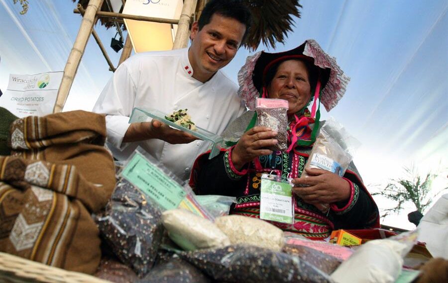 El chef peruano Flavio Solórzano (i), en una fotografía de archivo.. EFE/Paul Vallejos