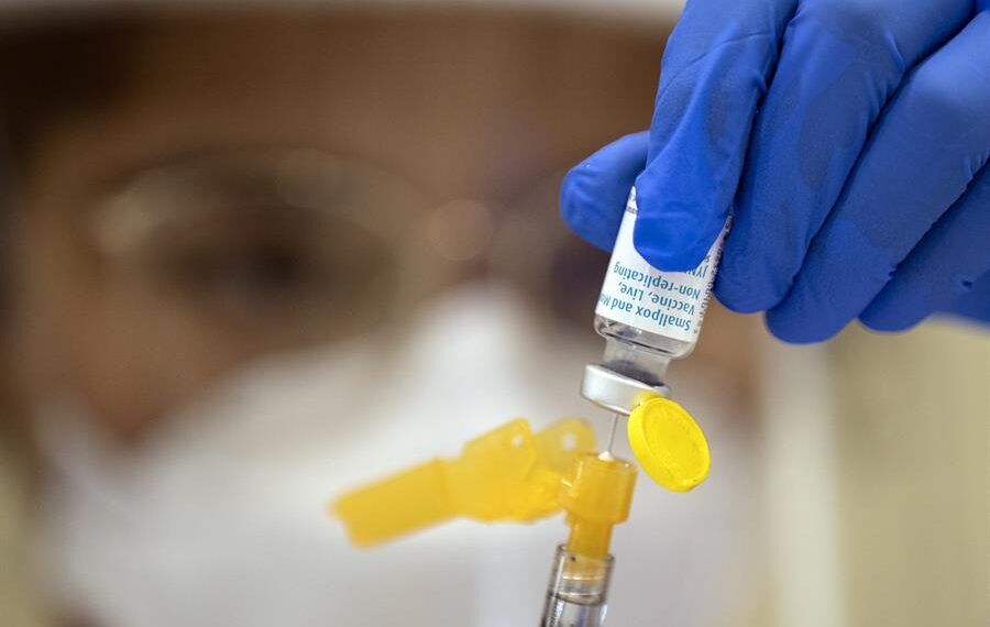 Una profesional de la salud prepara una dosis de la vacuna contra la viruela del mono, en una fotografía de archivo. EFE/Etienne Laurent
