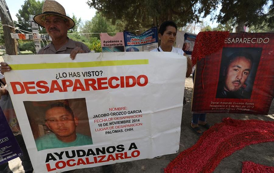 Colectivos de personas desaparecidas protestan para exigir soluciones a sus demandas hoy, en Ciudad Juárez, Chihuahua (México). EFE/Luis Torres.