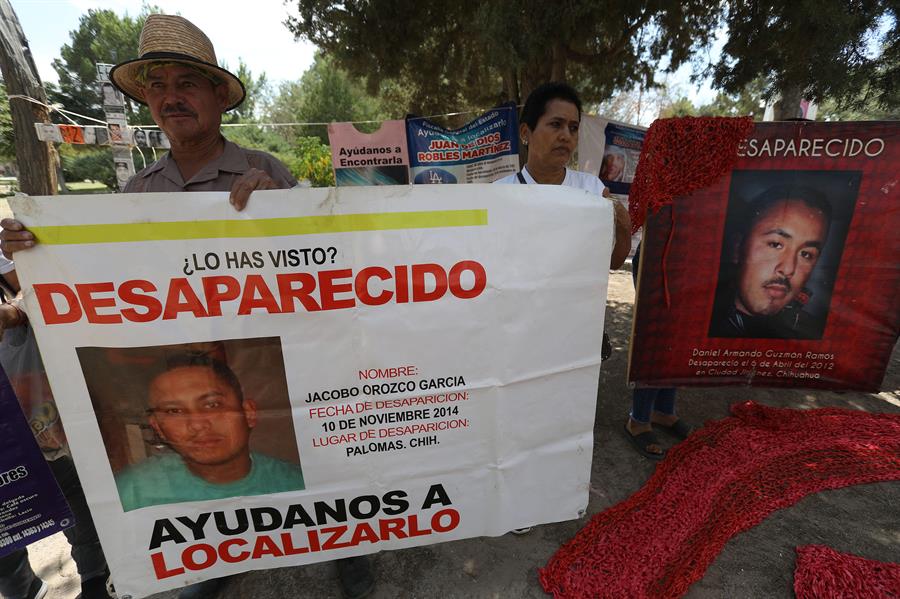 Colectivos de personas desaparecidas protestan para exigir soluciones a sus demandas hoy, en Ciudad Juárez, Chihuahua (México). EFE/Luis Torres.