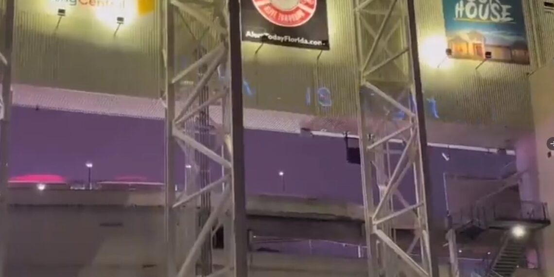 El mensaje antisemita fue proyectado en la fachada del estadio donde se realizó el popular encuentro deportivo (Fuente: Twitter @AJCGlobal)