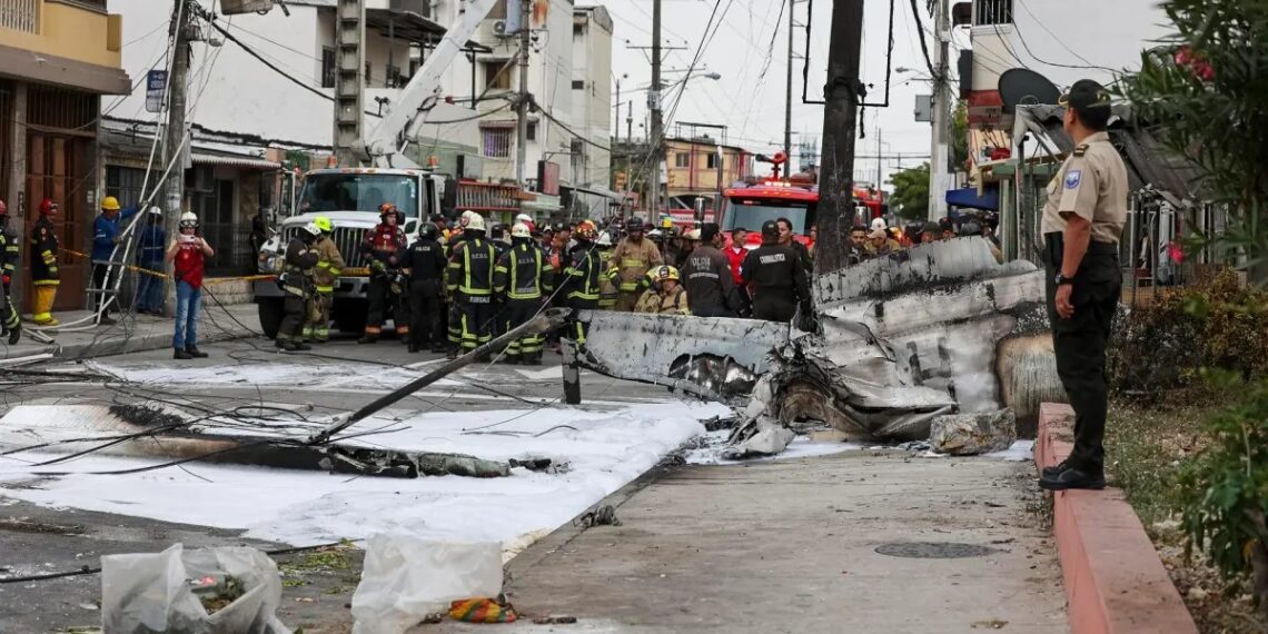 La caída de una avioneta generó alarma en Guayaquil, Ecuador (Créditos: EFE)