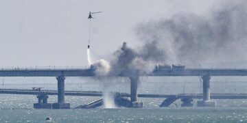 Explosión en el puente de Crimea, que une la ocupada península con Rusia. EFE/STRINGER