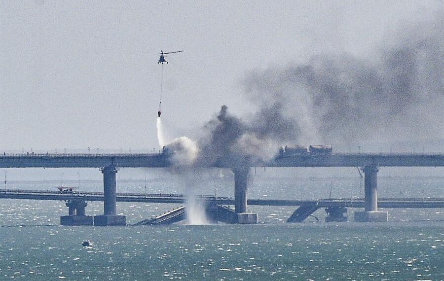 Explosión en el puente de Crimea, que une la ocupada península con Rusia. EFE/STRINGER