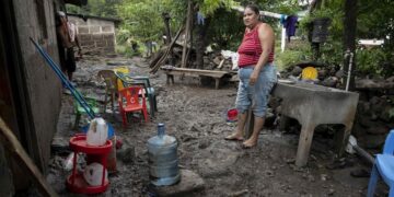 Una mujer limpia hoy su casa afectada por el desbordamiento del río Teutepe tras el paso de la tormenta tropical Julia, en la ciudad de Bluefields (Nicaragua). EFE/Jorge Torres