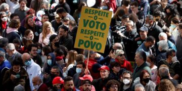 Participantes en un acto de la campaña electoral en Brasil. EFE/ Fernando Bizerra
