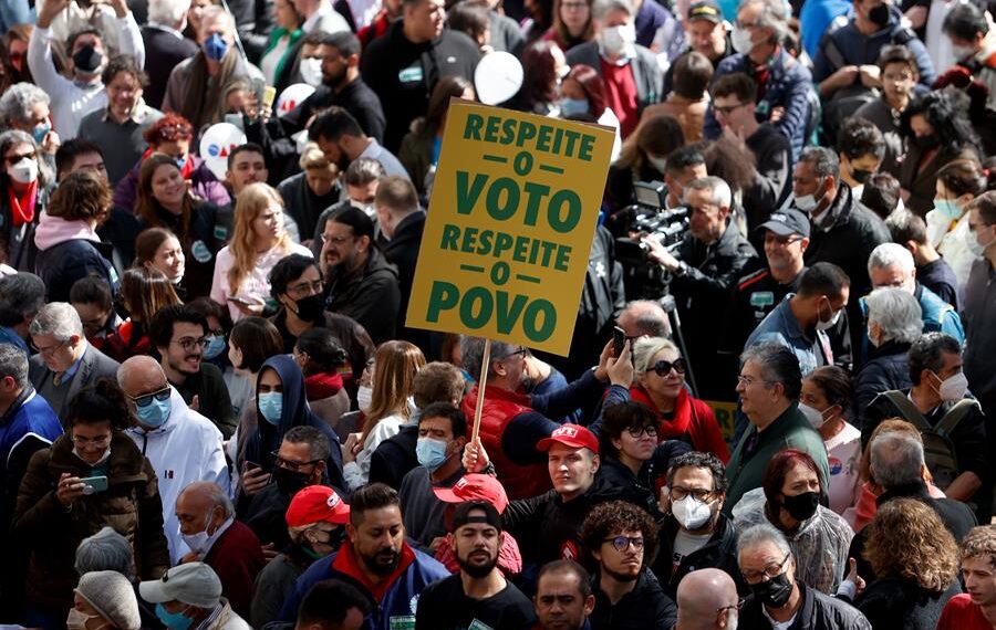 Participantes en un acto de la campaña electoral en Brasil. EFE/ Fernando Bizerra