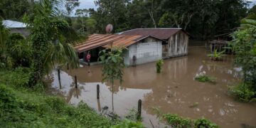 Vista de una casa inundada por el paso de Julia, en la ciudad de Bluefields (Nicaragua). EFE/Jorge Torres