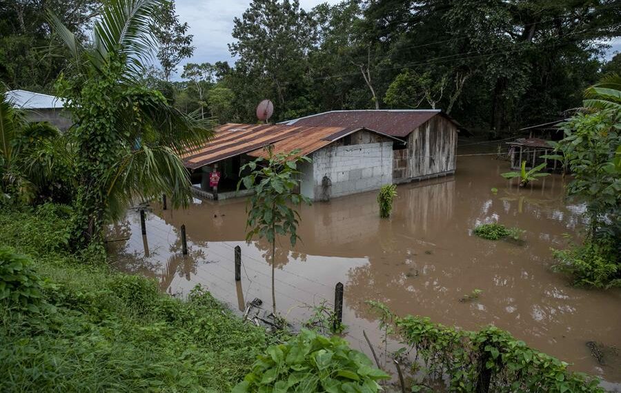 Vista de una casa inundada por el paso de Julia, en la ciudad de Bluefields (Nicaragua). EFE/Jorge Torres