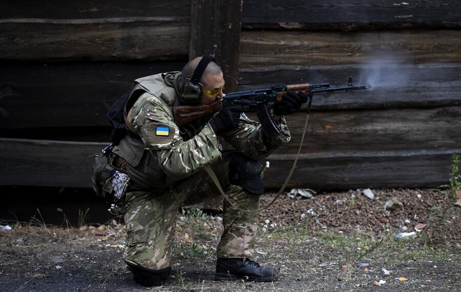 Fotografía de archivo en al que se registró a un voluntario del Batallón Revancha del Ejército ucraniano, a las afueras de Kiev (Ucrania). EFE/Orlando Barría