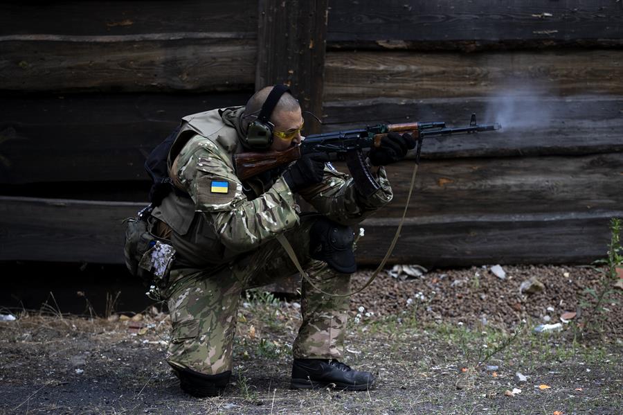 Fotografía de archivo en al que se registró a un voluntario del Batallón Revancha del Ejército ucraniano, a las afueras de Kiev (Ucrania). EFE/Orlando Barría