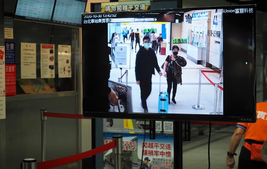 Un monitor muestra la temperatura de los pasajeros en la estación de tren de Taipei en Taipei, Taiwán.EFE/EPA/DAVID CHANG