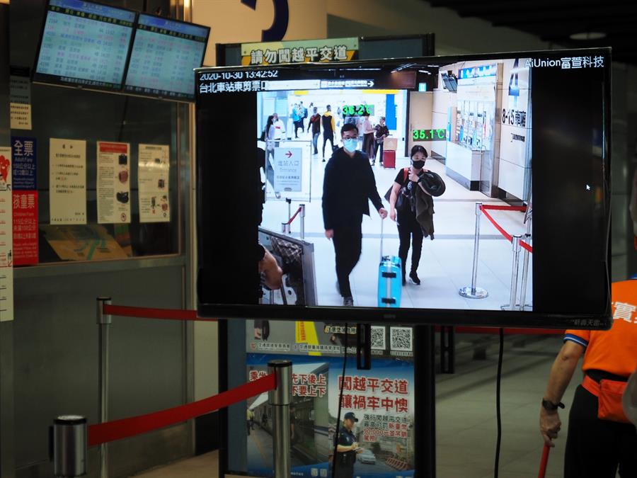 Un monitor muestra la temperatura de los pasajeros en la estación de tren de Taipei en Taipei, Taiwán.EFE/EPA/DAVID CHANG