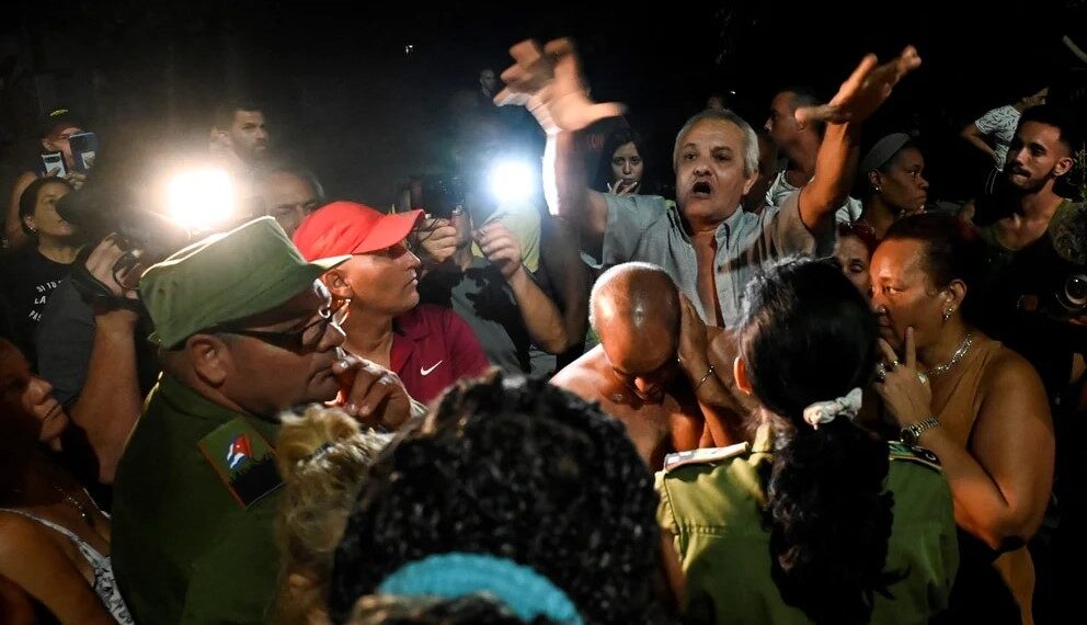 El gobierno cubano ha desplegado policías y militantes en contra de las protestas ciudadanas (Créditos: AFP)