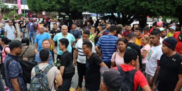 Migrantes permanecen este jueves, en las principales plazas en la Ciudad de Tapachula, estado de Chiapas (México). EFE/Juan Manuel Blanco