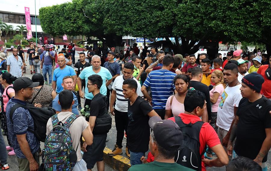 Migrantes permanecen este jueves, en las principales plazas en la Ciudad de Tapachula, estado de Chiapas (México). EFE/Juan Manuel Blanco