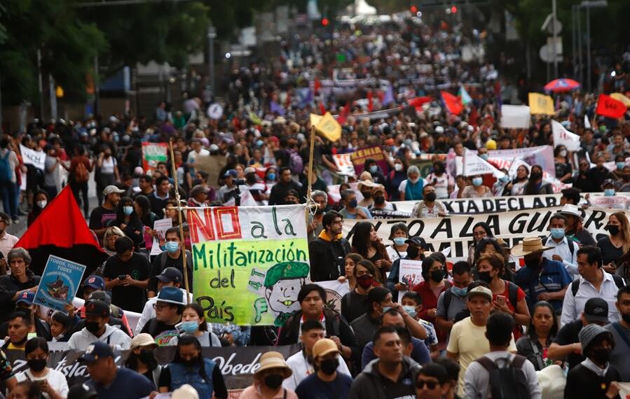 Miles de personas marcharon en contra de la militarización de territorios indígenas hoy, en Ciudad de México (México). EFE/Isaac Esquivel