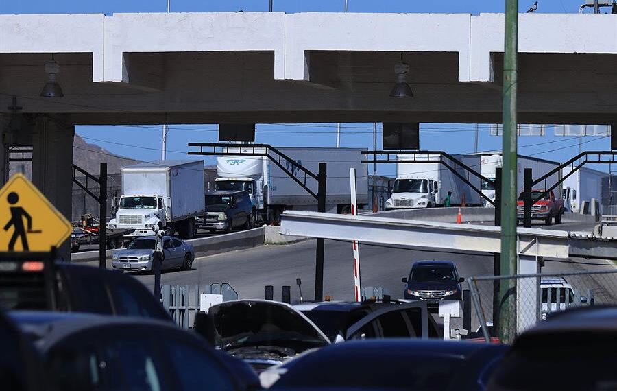 Conductores de camiones transitan por el puente Internacional Cordova de las América, el 29 de octubre de 2022 en la fronteriza Ciudad Juárez, estado de Chihuahua (México). EFE/Luis Torres.