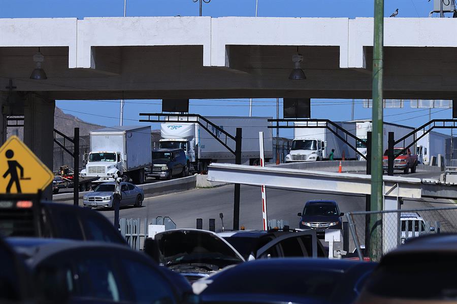 Conductores de camiones transitan por el puente Internacional Cordova de las América, el 29 de octubre de 2022 en la fronteriza Ciudad Juárez, estado de Chihuahua (México). EFE/Luis Torres.