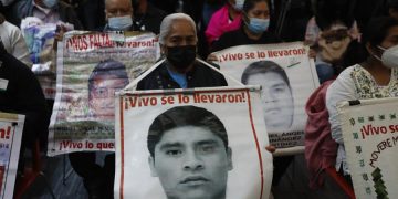 Fotografía de archivo de familiares de estudiantes desaparecidos de Ayotzinapa que asisten a una reunión de los miembros del Grupo Interdisciplinario de Expertos Independientes (GIEI) de la Comisión Interamericana de Derechos Humanos (CIDH), en la Ciudad de México (México). EFE/ Mario Guzmán