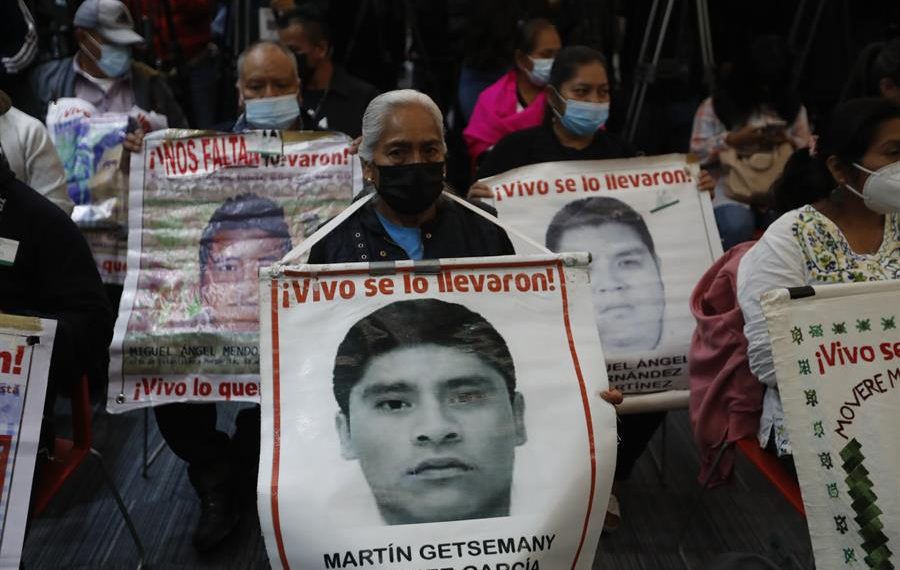 Fotografía de archivo de familiares de estudiantes desaparecidos de Ayotzinapa que asisten a una reunión de los miembros del Grupo Interdisciplinario de Expertos Independientes (GIEI) de la Comisión Interamericana de Derechos Humanos (CIDH), en la Ciudad de México (México). EFE/ Mario Guzmán