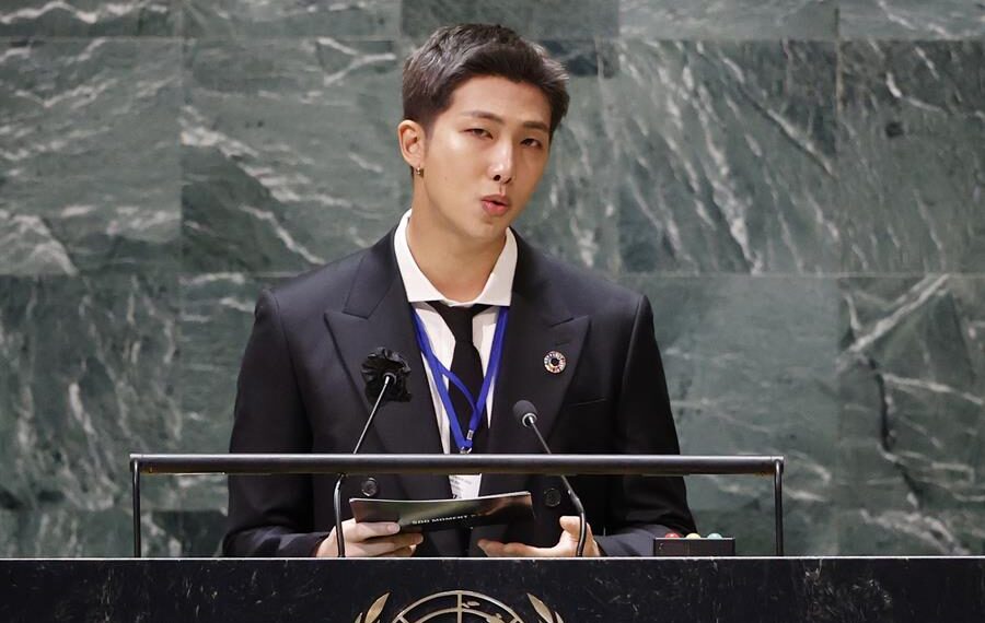 New York (United States), 20/09/2021.- RM of South Korean boy band BTS speaks with other members of the band at the SDG Moment event as part of the UN General Assembly 76th session General Debate in UN General Assembly Hall at the United Nations Headquarters in New York City, USA, 20 September 2021. (Corea del Sur, Estados Unidos, Nueva York) EFE/EPA/JOHN ANGELILLO / POOL